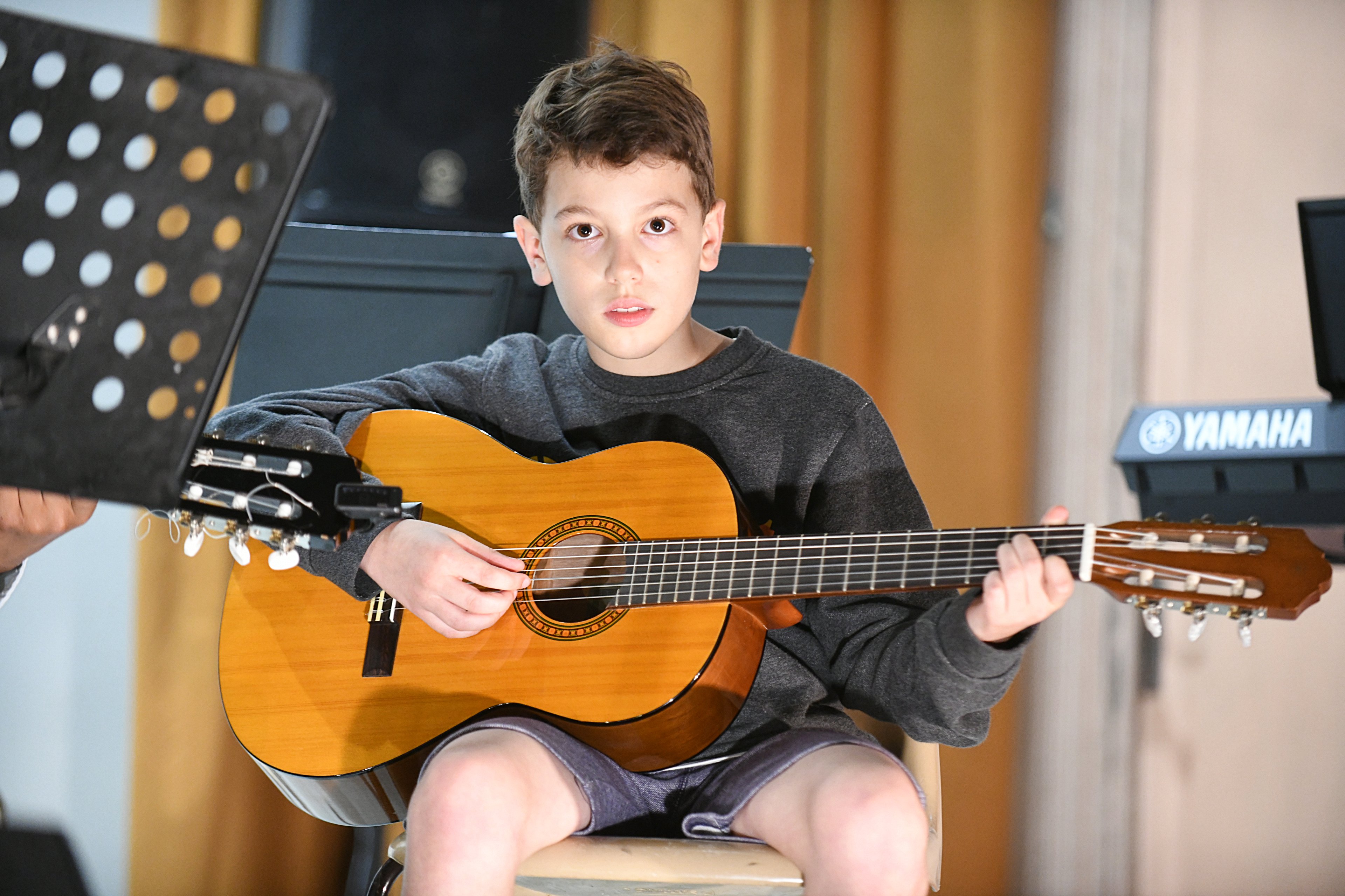 Changer une corde de guitare Classique en images - Guitaratonton - cours de  guitare à Nantes