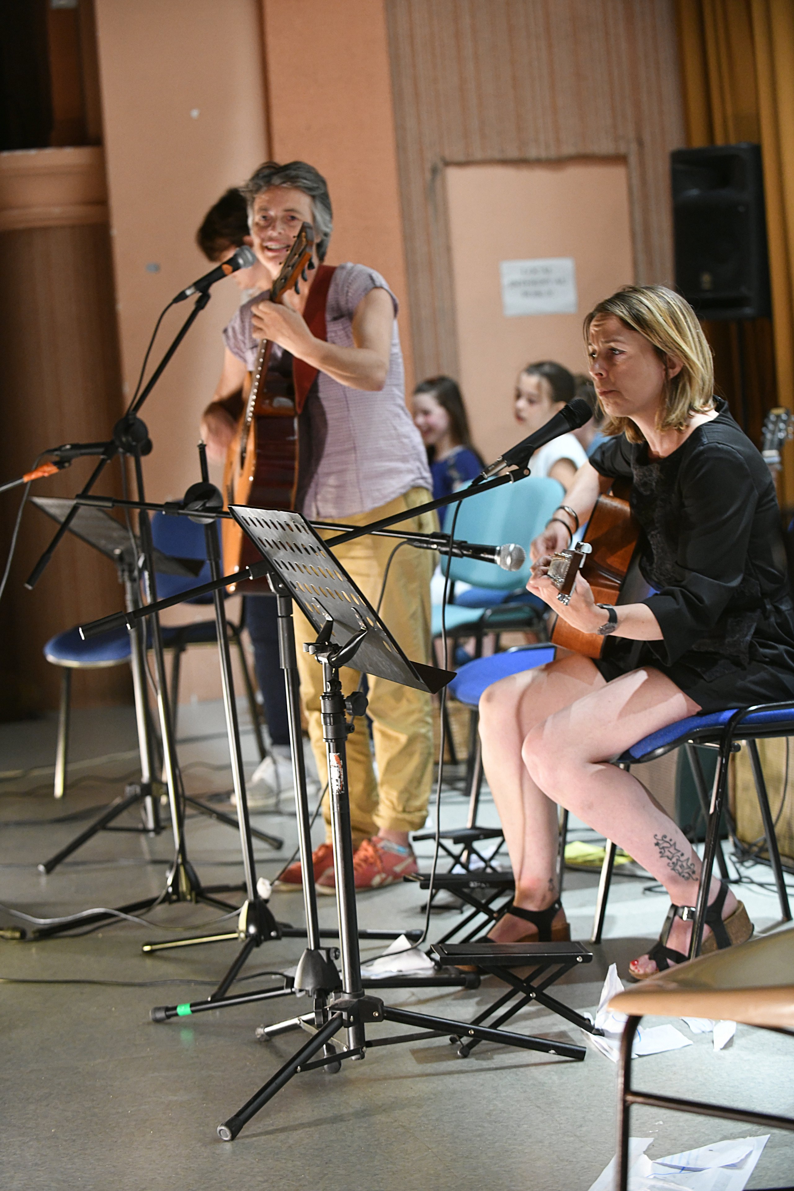 Tenir la guitare - Guitaratonton - cours de guitare à Nantes