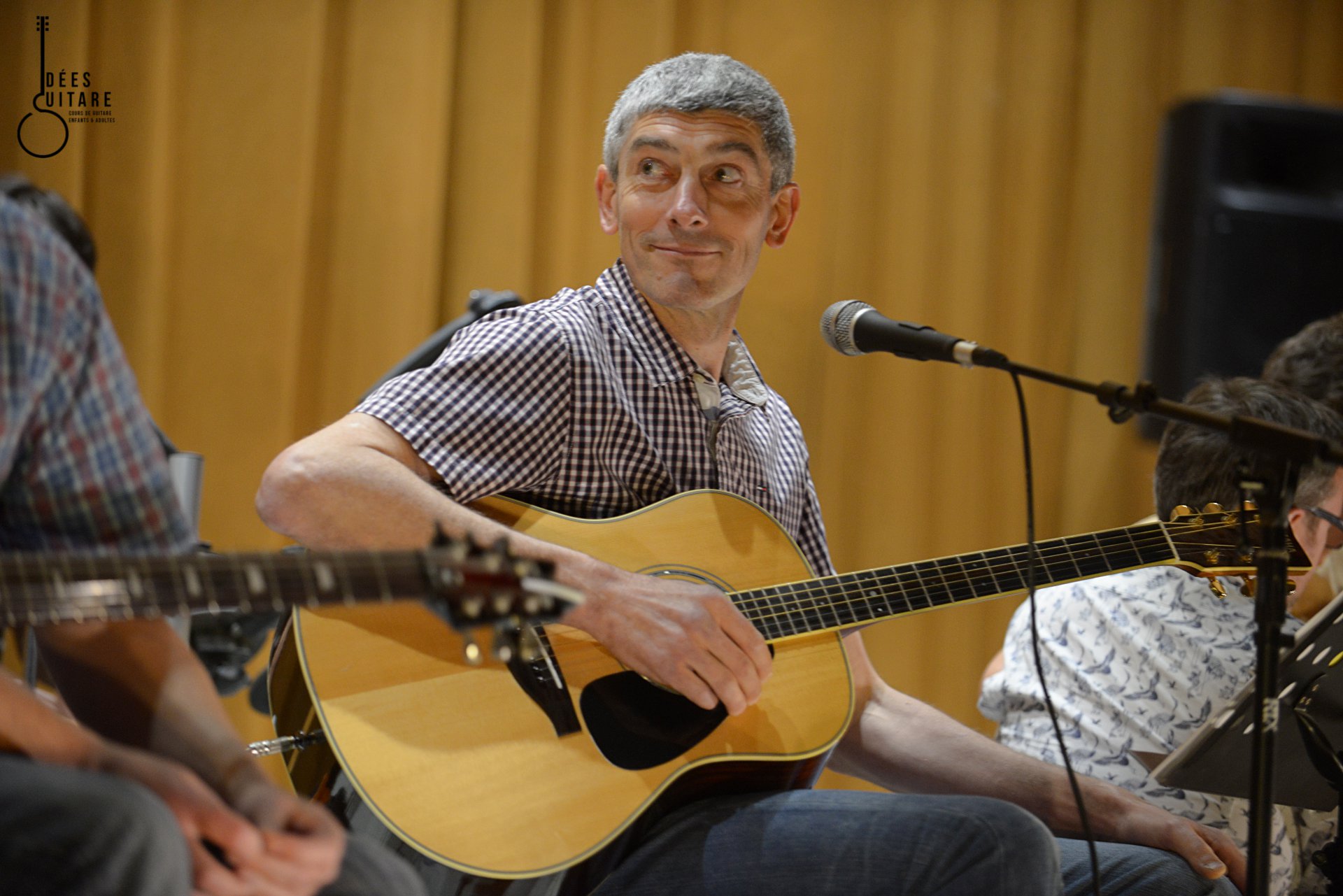 Tenir la guitare - Guitaratonton - cours de guitare à Nantes